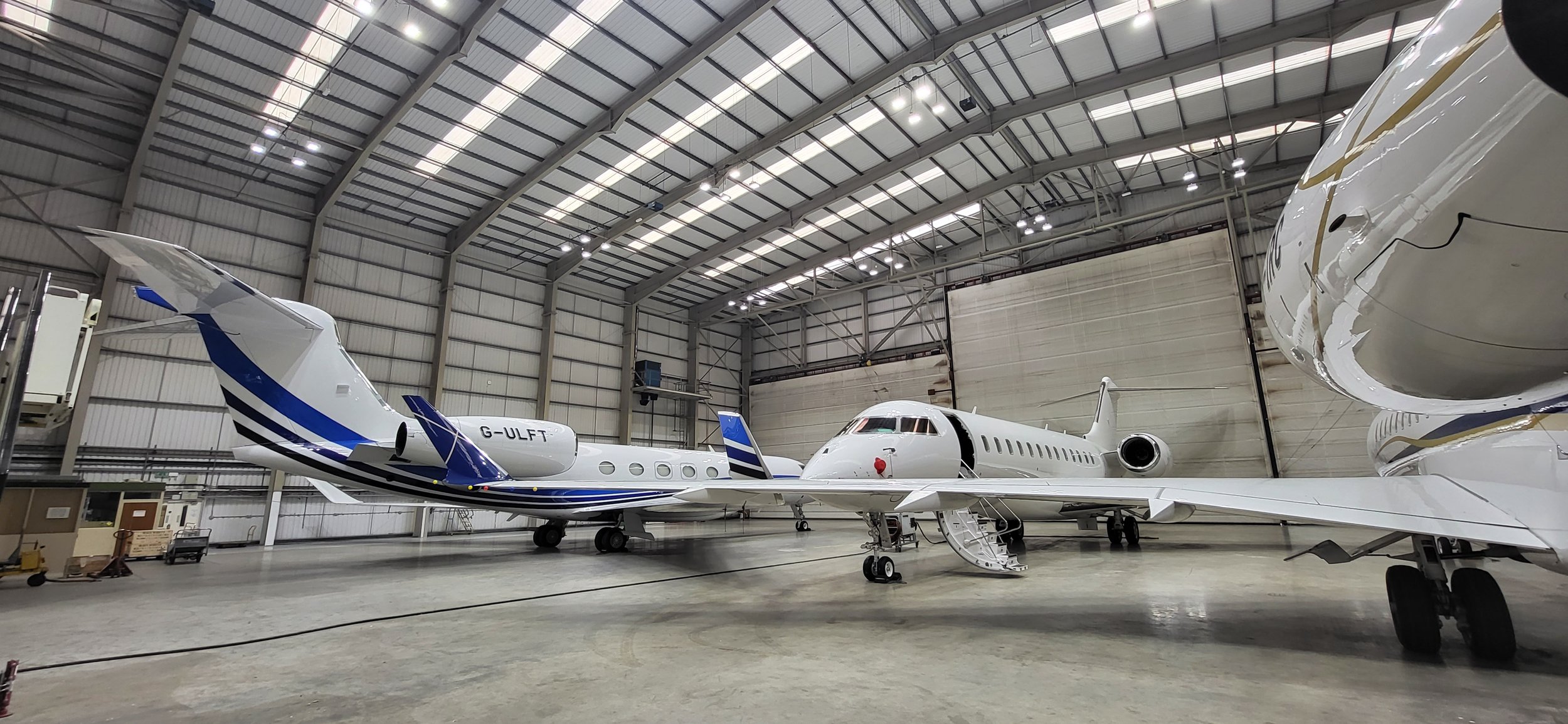 62,5 % DE AHORRO ENERGÉTICO EN UN HANGAR DE AVIACIÓN CON SENSORES HYTRONIK DUAL-SENSE™ 62,5 % DE AHORRO ENERGÉTICO EN UN HANGAR DE AVIACIÓN CON SENSORES HYTRONIK DUAL-SENSE™