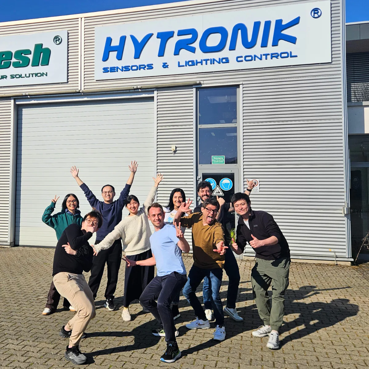 Kolleginnen und Kollegen von Hytronik gemeinsam vor dem Büro in Deutschland