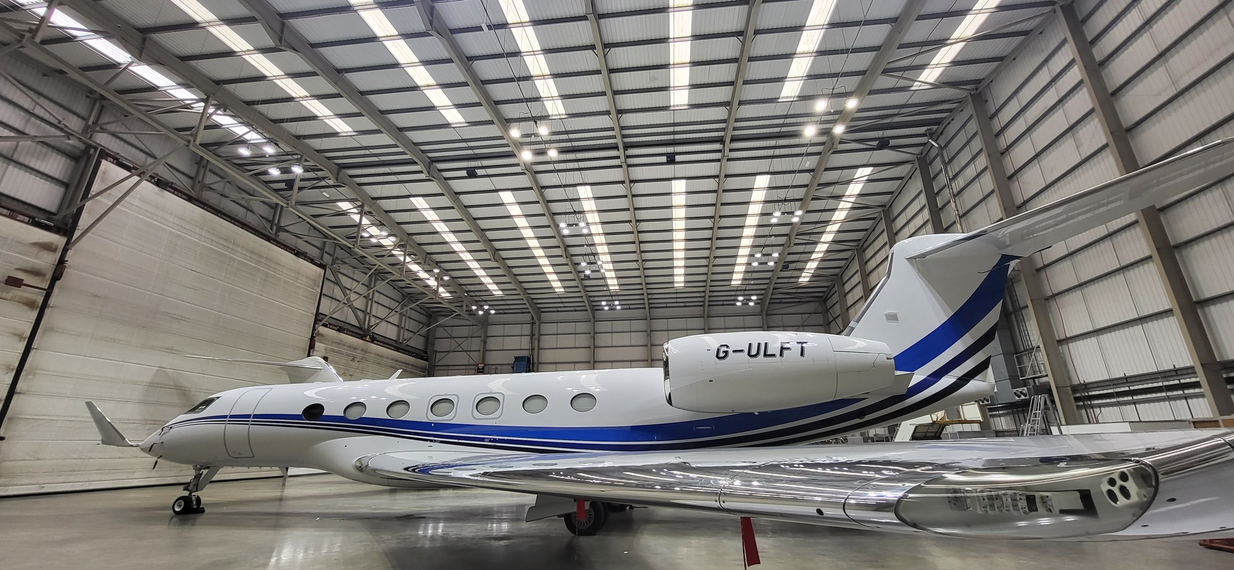 62,5 % DE AHORRO ENERGÉTICO EN UN HANGAR DE AVIACIÓN CON SENSORES HYTRONIK DUAL-SENSE™ 62,5 % DE AHORRO ENERGÉTICO EN UN HANGAR DE AVIACIÓN CON SENSORES HYTRONIK DUAL-SENSE™